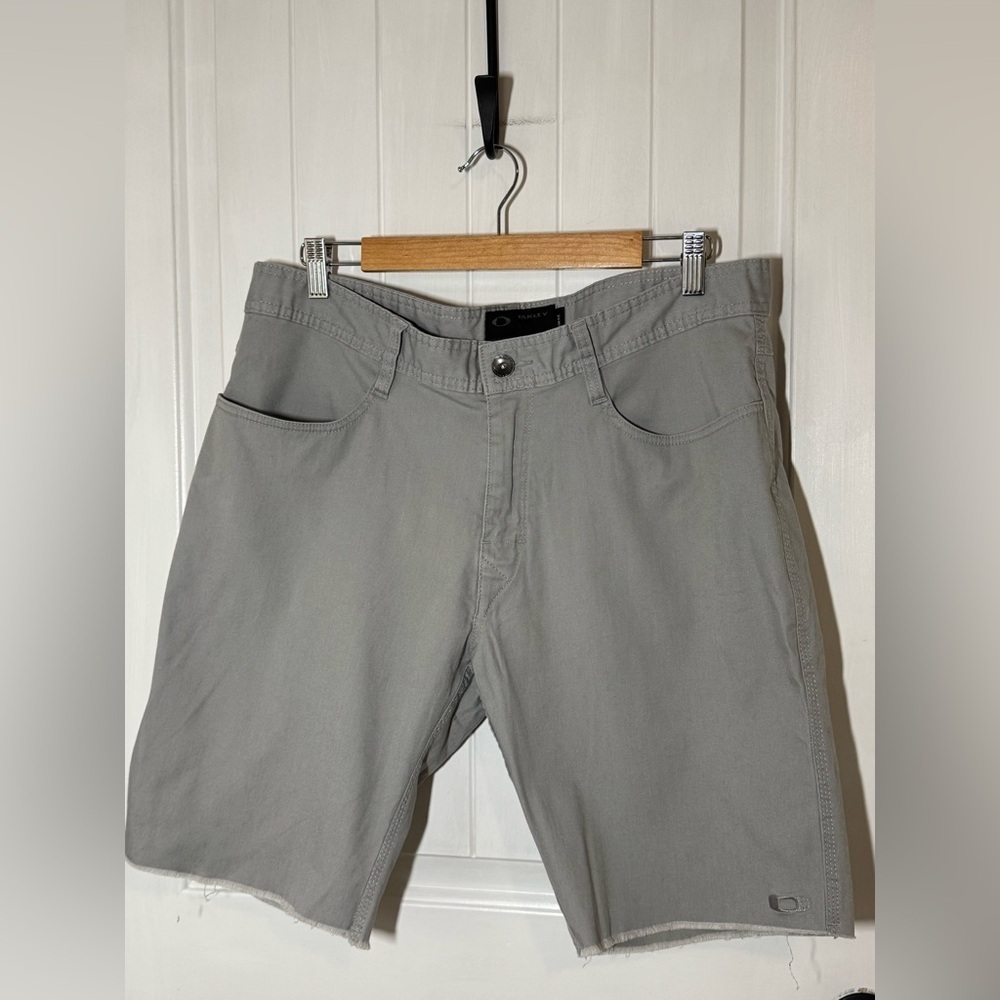 Oakley Men's Light Gray Slim Fit Flat Front Shorts